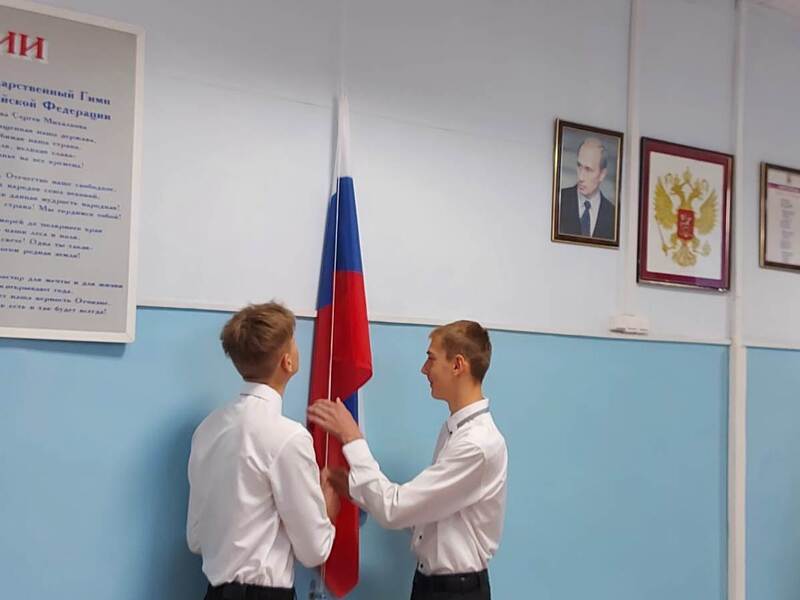 Церемония поднятия флага РФ в школе № 39